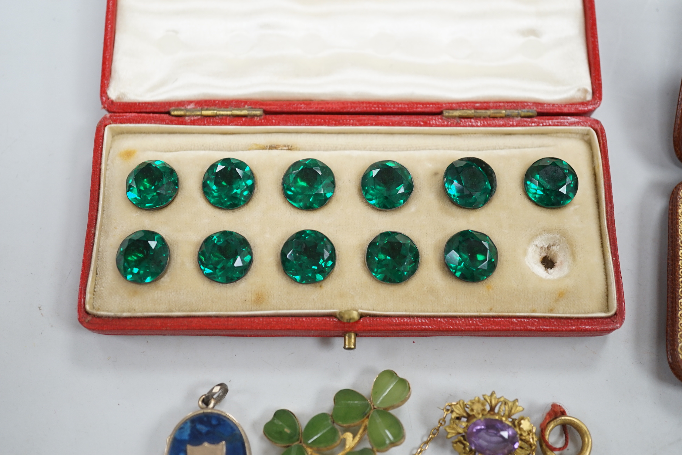 Sundry jewellery including Victorian garnet set portrait brooch, etc.